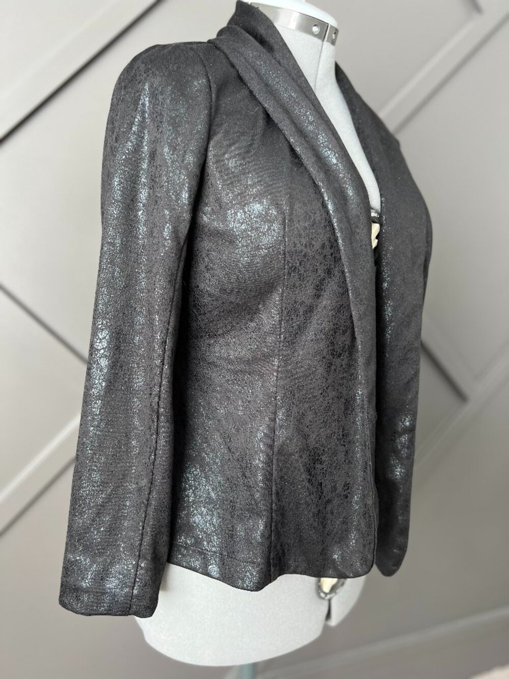 Women's faux-leather-like buttonless blazer in black